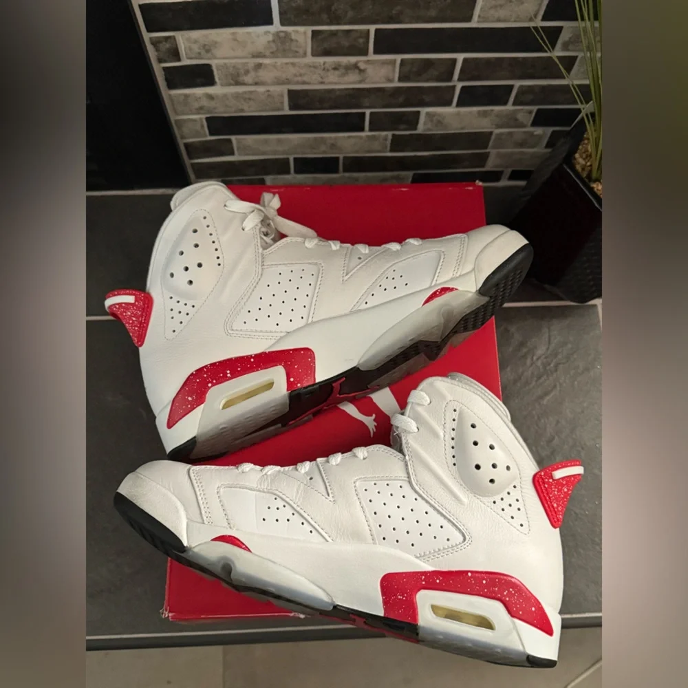 10 Air Jordan Retro White and Red High-Top Basketball Sneakers - Picture 5 of 7